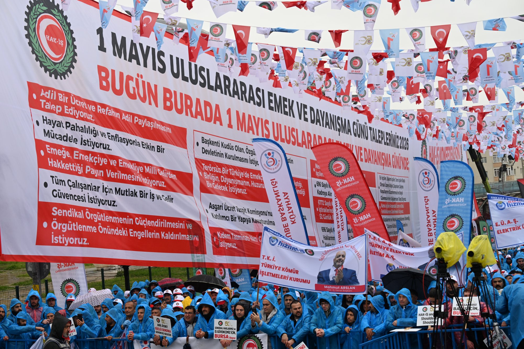 Uludağ’ın Gölgesinde Tarihi 1 Mayıs: HAK-İŞ Bursa’da Meydanlara Sığmadı